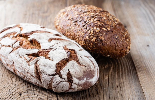 Gouden rustieke knapperige broden en broodjes op houten achtergrond Stilleven gevangen van bovenaf bovenaanzicht plat lag