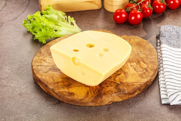 Photo gourmet maasdam cheese with hole