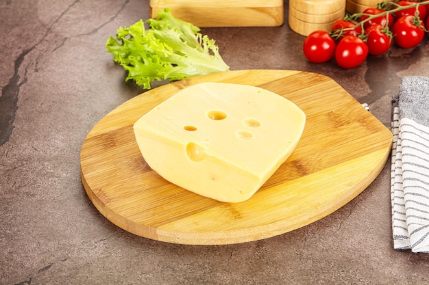 Photo gourmet maasdam cheese with hole