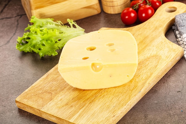 Photo gourmet maasdam cheese with hole