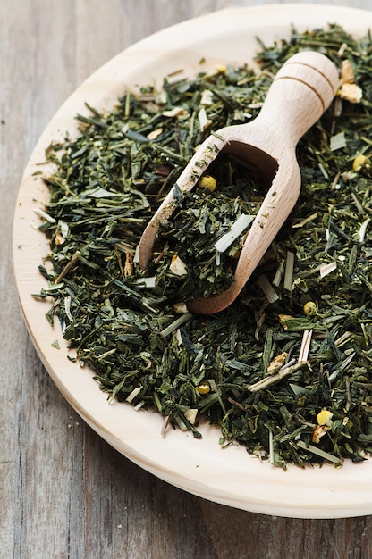 Photo green raw tea on the wooden table