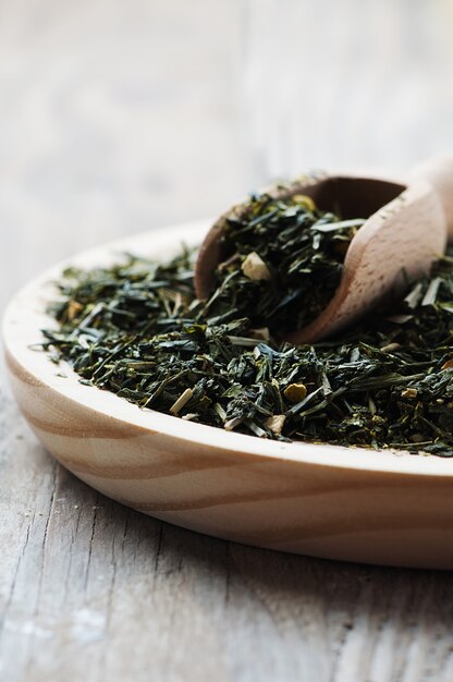 Photo green raw tea on the wooden table