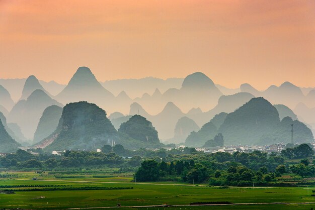 Photo guilin china karst mountain landscape at dusk