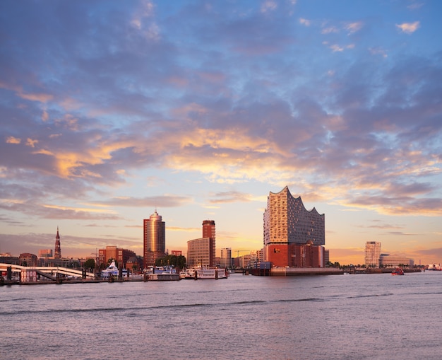 Photo hambirg, view on the elbe river towards elbphilharmonie at sunset