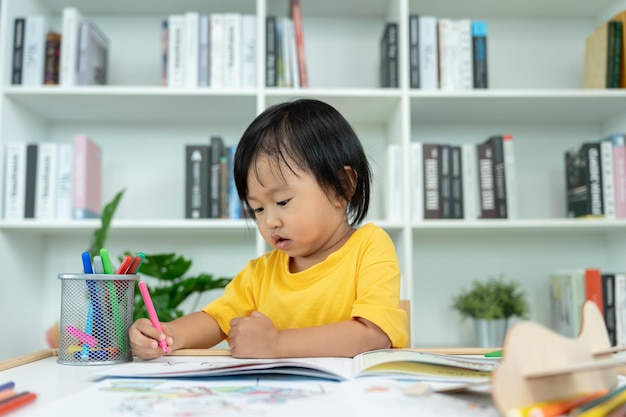 Photo happy asia children playing learning paint on paper activity development iq eq meditation brain muscles essential skills family having fun spending time together holiday