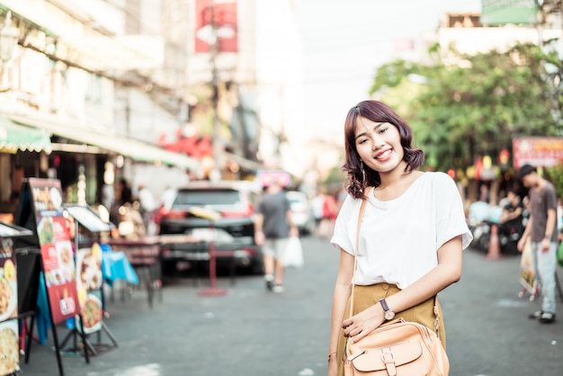 Photo happy and beautiful asian woman traveling at khao sarn road, thailand