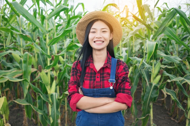 Photo happy farmer in the corn field