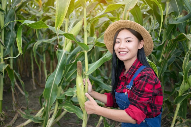 Photo happy farmer in the corn field