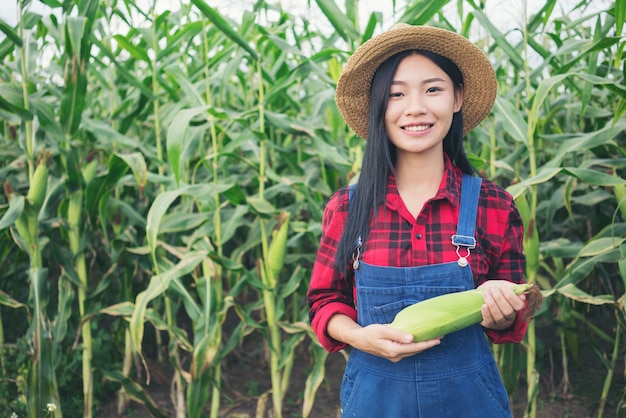 Photo happy farmer in the corn field