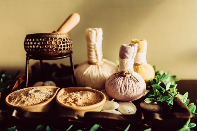 Photo herbs powder for traditional spa on wooden background