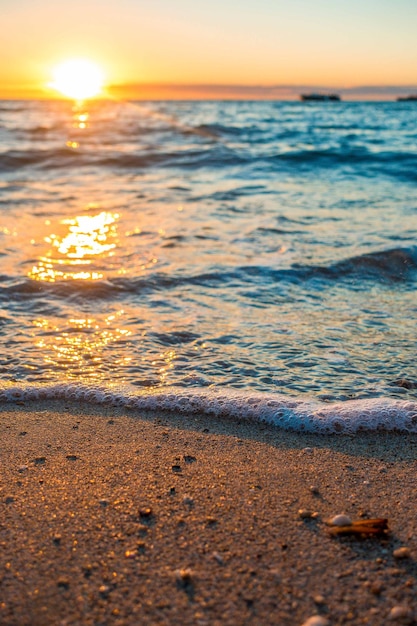 Foto het oppervlak van het strand bij zonsondergang