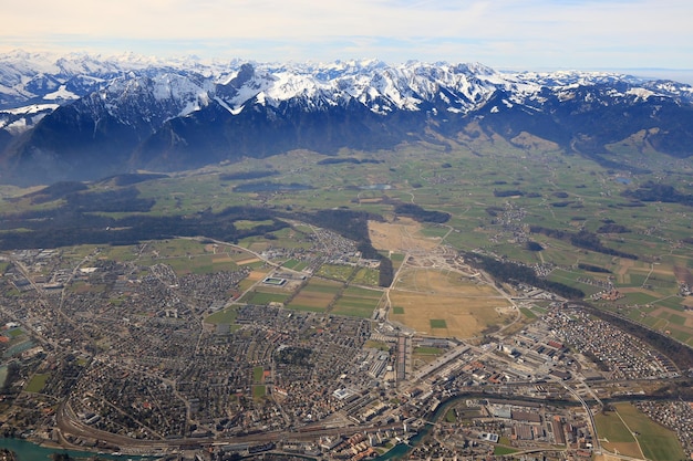 Foto vista ad alto angolo degli edifici sul campo contro il cielo