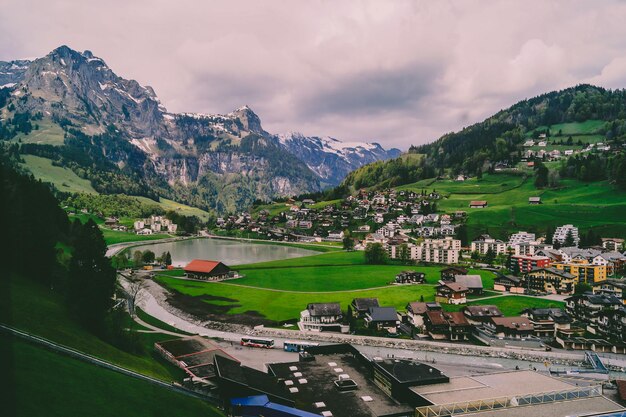 Foto vista ad alto angolo di edifici e montagne contro il cielo