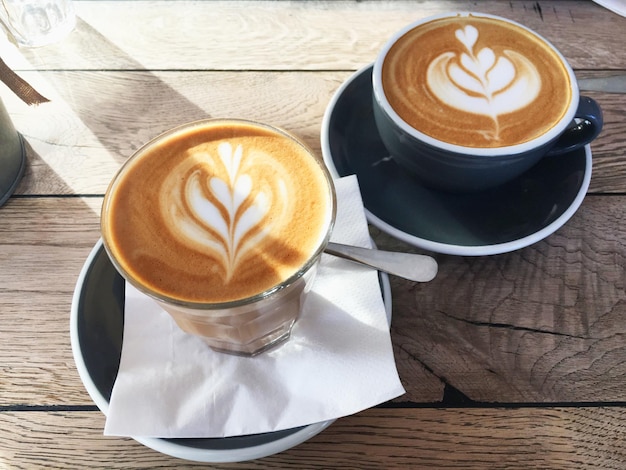 Foto vista ad alto angolo del cappuccino sul tavolo