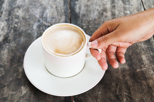 Foto vista ad alto angolo della tazza di caffè sul tavolo