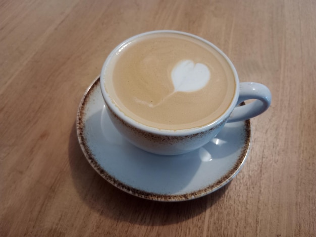 Foto vista ad alta angolazione del caffè sul tavolo