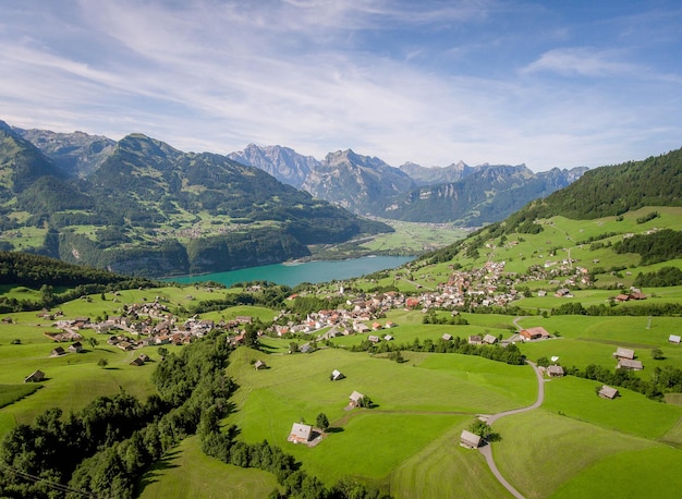 Foto vista ad alta angolazione di un villaggio idilliaco