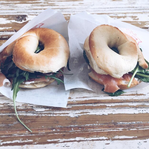 Photo high angle view of meat and vegetables stuffed in bagels on table