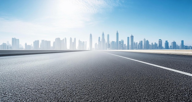 Photo horizontal road leads to the city skyline