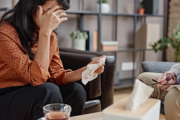 写真 心理療法セッションを持っているうつ病に苦しんでいる認識できない若い成人女性の水平方向のショット