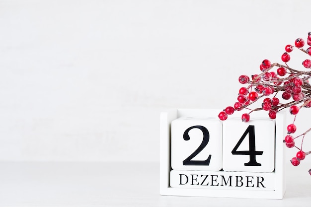 Houten kalender 24 december Kerstdag Op een grijze achtergrond met kerstdecor