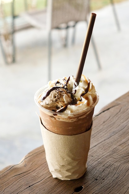 Foto ice frappe koffie topping met ijs op houten tafel