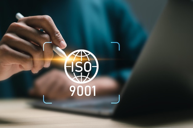 Foto iso 9001 certificazione standardizzazione concetto di controllo della qualità uomo d'affari utilizzare laptop con schermo virtuale del simbolo iso 9001 per la gestione della qualità delle organizzazioni