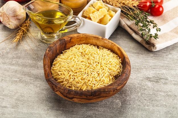 Foto risoni di pasta secca grezza italiana