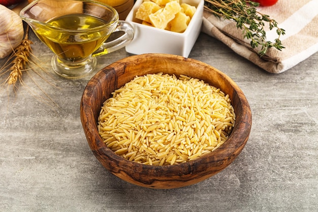 Foto risoni di pasta secca grezza italiana