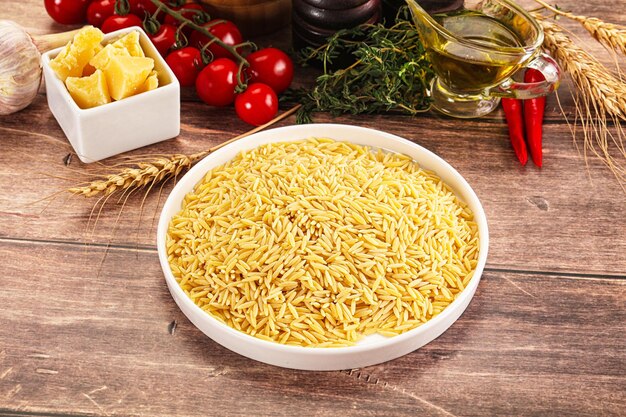 Foto risoni di pasta secca grezza italiana