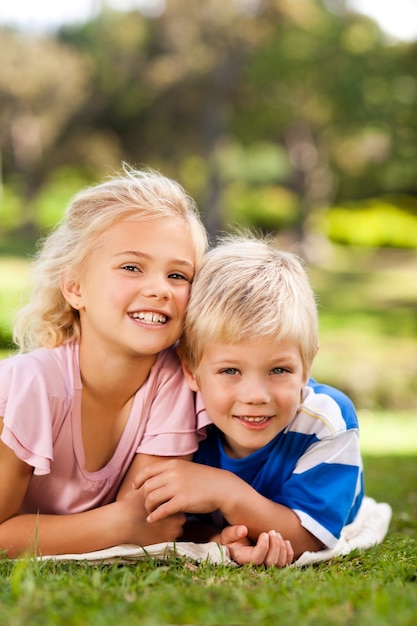 Jongen met zijn zus in het park