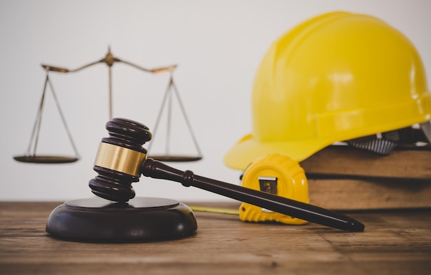 Photo judge's hammer and helmet law and justice about labor law concept construction lawx9