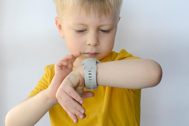 kleine jongen geniet van een slim horloge