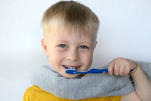 Kleine jongen zijn tanden poetsen