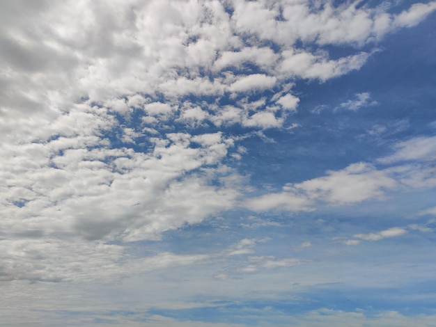 Photo low angle view of clouds in sky