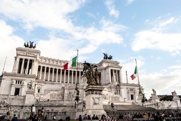 Photo low angle view of flags against famous italian monument