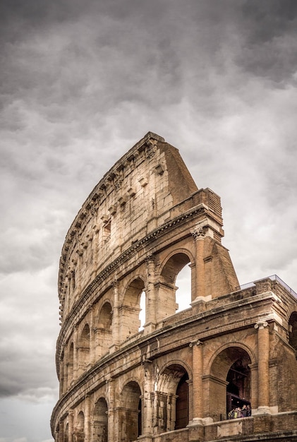 Photo low angle view of historical building against sky roman colloseum