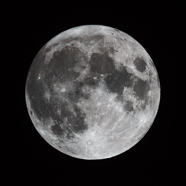 Photo low angle view of moon at night