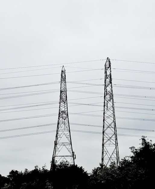 Photo low angle view of silhouette electricity pylon against clear sky