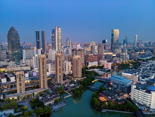 Luchtfotografie van het nachtzicht en de architecturale landschapshorizon van moderne Chinese steden