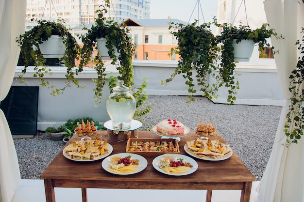 Photo luxury food and drinks on wedding table. shallow dof.