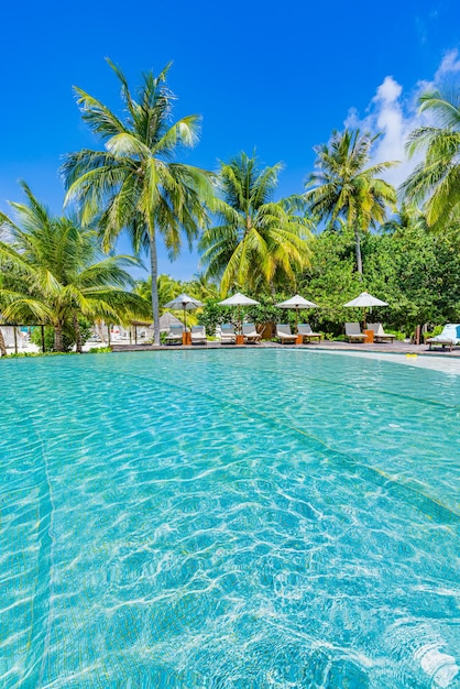 Foto piscina infinita di lusso con lettini e palme su sabbia bianca paesaggio di spiaggia estivo perfetto