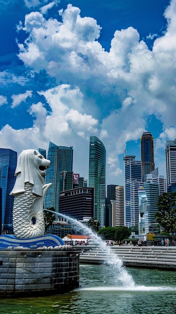 Photo the majestic merlion statue overlooking marina bay