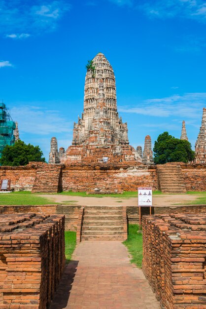 Photo majestic ruins of 1629 wat chai watthanaram built by king prasat tong 