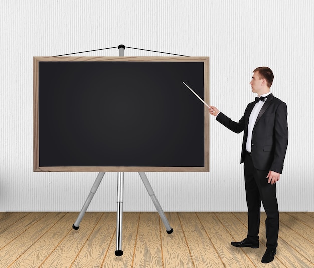 Man wijzend op blackboard