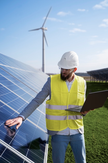 Photo medium shot engineer holding laptop outside