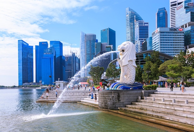 Photo merlion at marina bay symbol of singapore it is a mythical creature with lion head