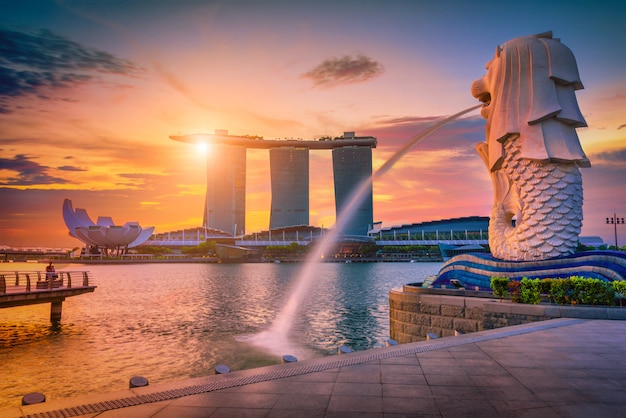 Photo merlion statue fountain in merlion park and singapore city skyline . one of the most famous tourist attraction in singapore.