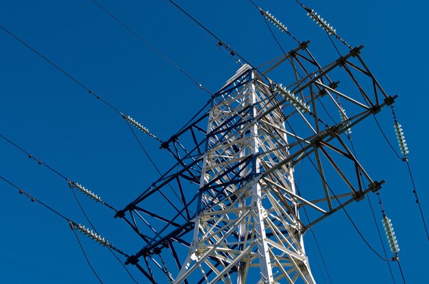 Metal bulkheads structure  power transmission tower equipped with extensions dielectric insulators