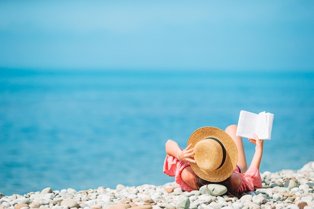 Foto midsection van persoon die een hoed draagt op het strand tegen de lucht